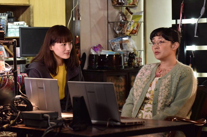 綾瀬はるか、西尾まり/「奥様は、取り扱い注意」第7話より(画像提供:日本テレビ)
