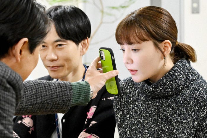 阿部サダヲ、板倉俊之、トリンドル玲奈「不適切にもほどがある!」第4話より(C)TBS