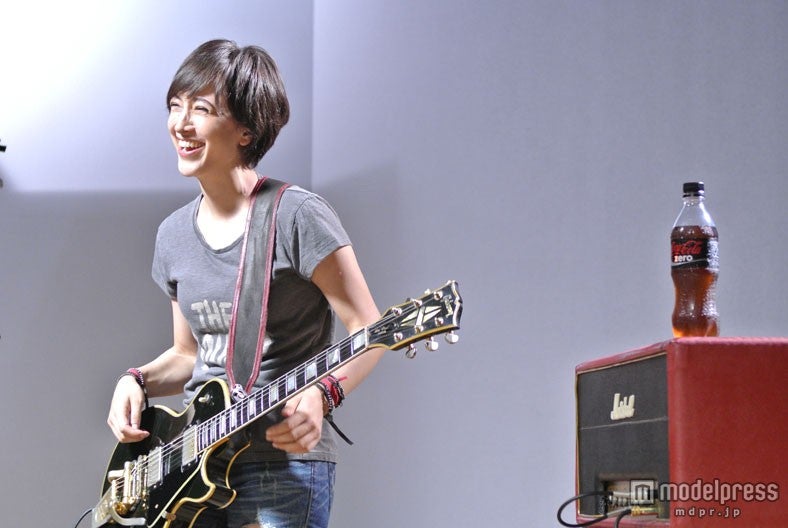 滝川クリステル／「コカ・コーラ ゼロ」新CM「Rock‘n’Roll Newscaster」篇メイキングショット
