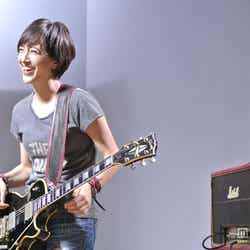 滝川クリステル/「コカ・コーラ ゼロ」新CM「Rock‘n’Roll Newscaster」篇メイキングショット