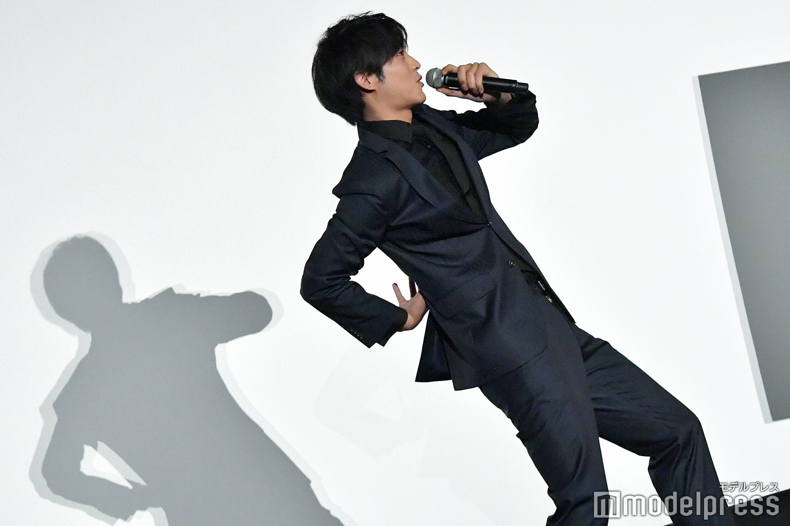 濡れ場撮影での様子を再現した松坂桃李（C）モデルプレス