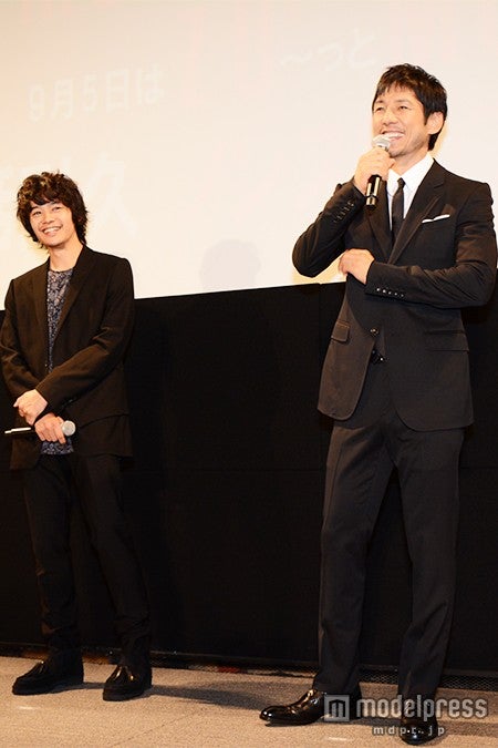 池松壮亮、西島秀俊（右）