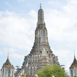 「ワット・アルン」で1番大きな大仏塔／モデル：百々さおり、富田千穂