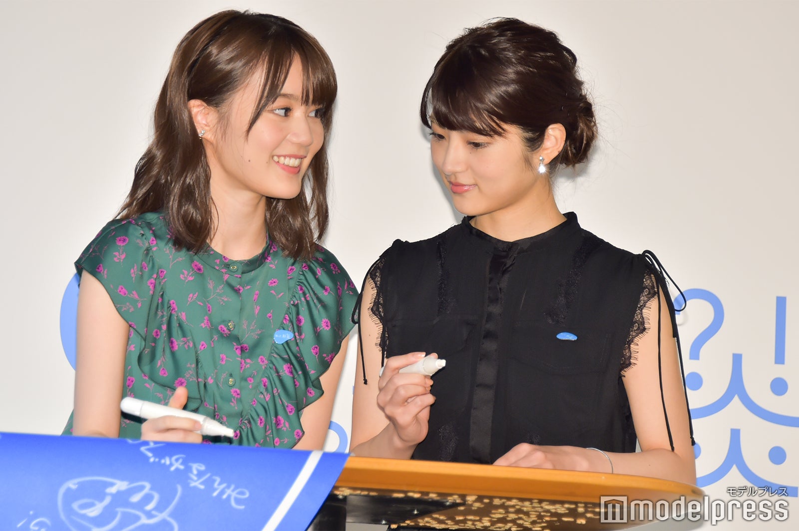 メッセージを書き込む生田絵梨花、若月佑美 （C）モデルプレス