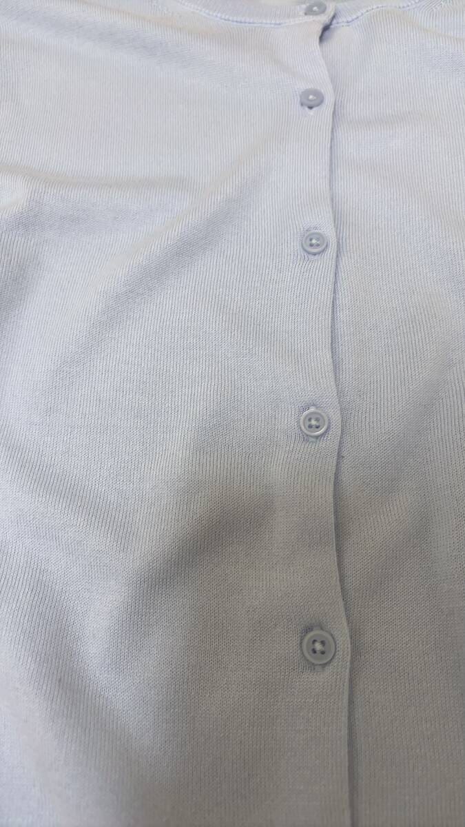 ユニクロUVカットクルーネックカーディガン　ボタン部分