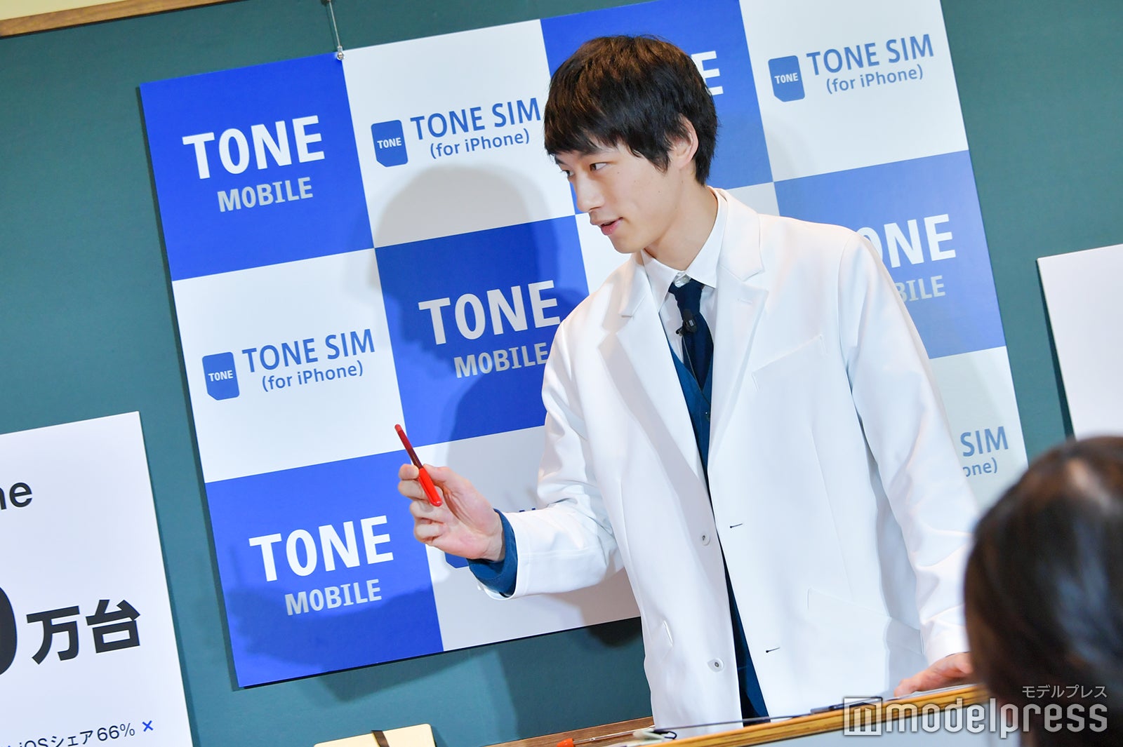 授業では使わなかったけど…先生風に赤ペンを持ってみる坂口健太郎（C）モデルプレス