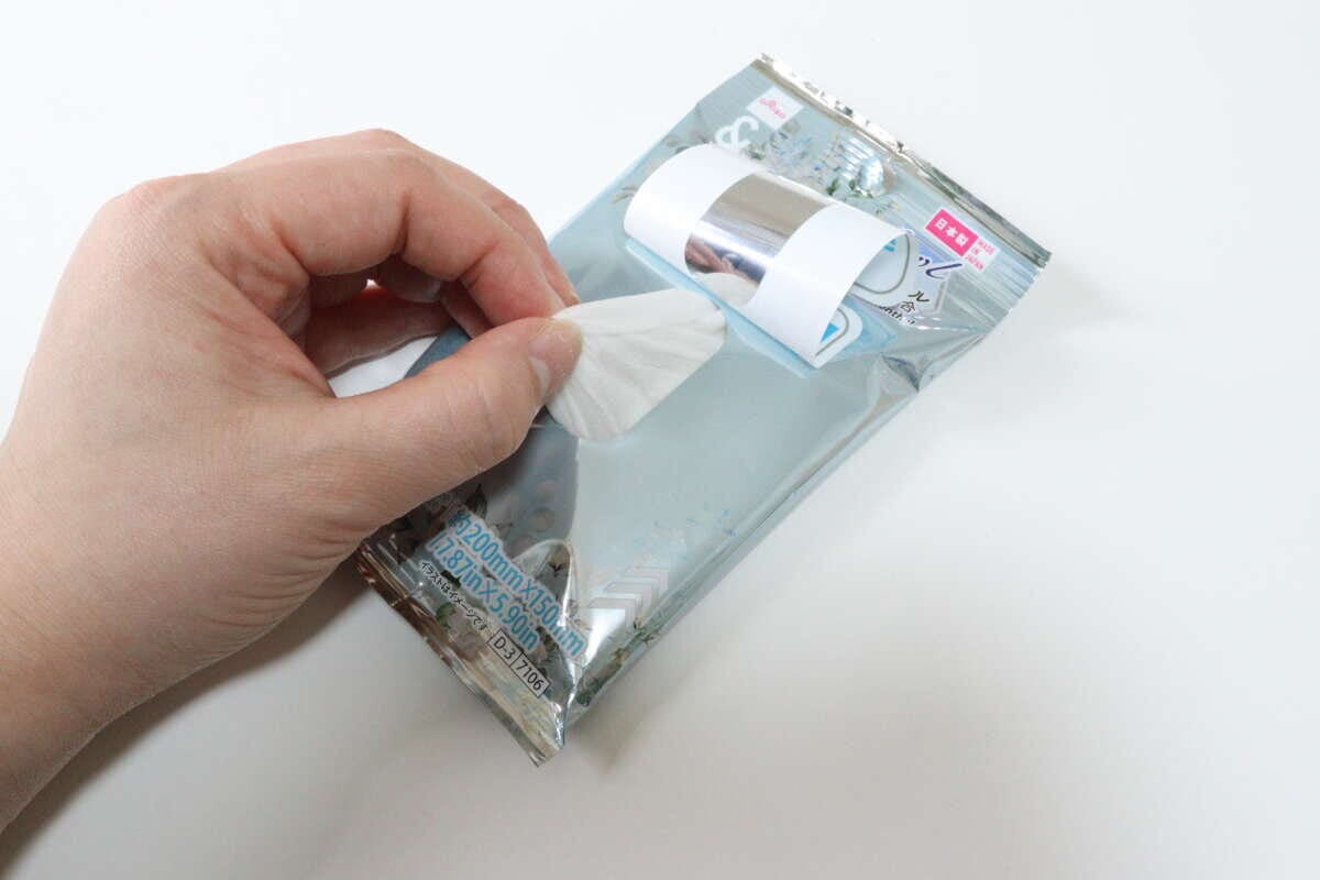 ＆．ボディシート（トイレに流せる、冷感、10枚）　取り出し