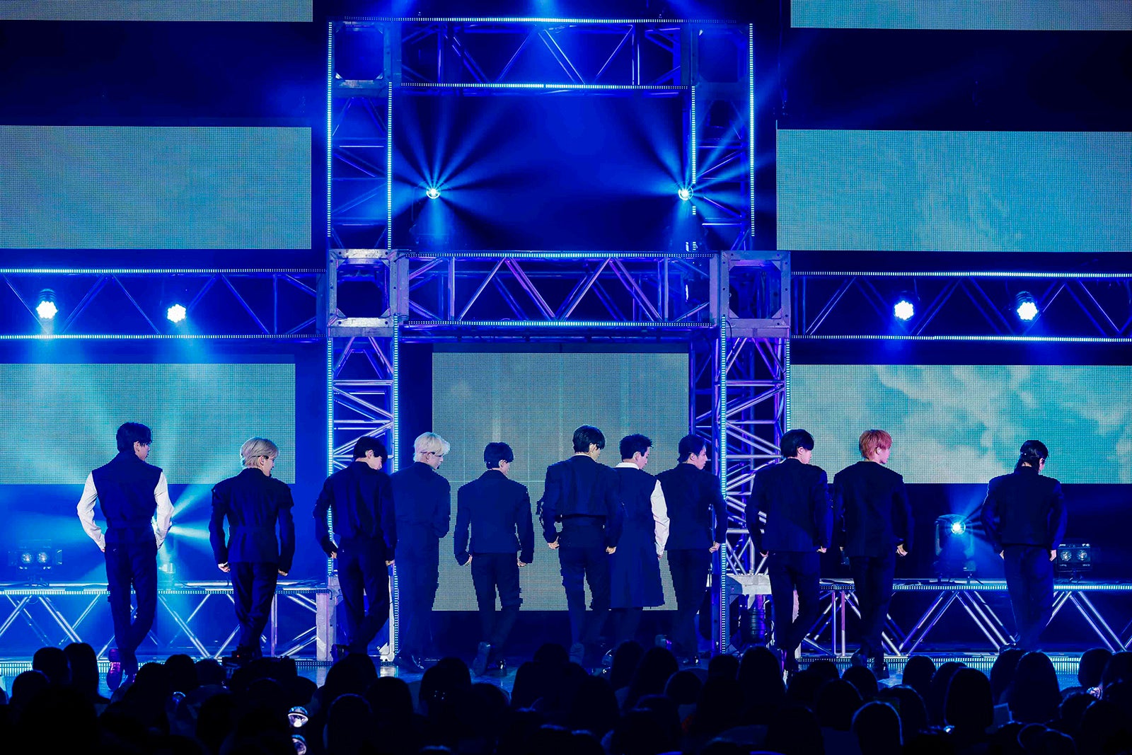 「INI COMEBACK SHOW」（C）LAPONE ENTERTAINMENT