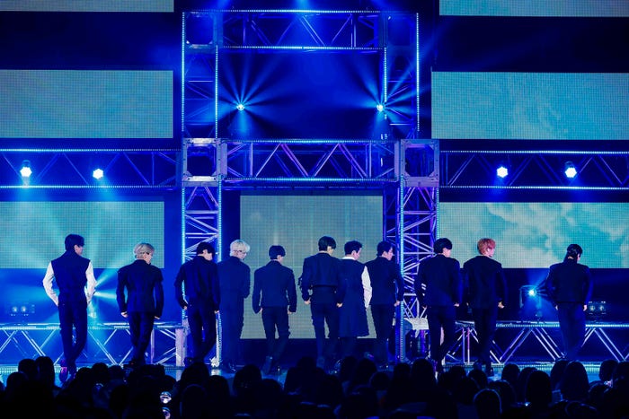 「INI COMEBACK SHOW」(C)LAPONE ENTERTAINMENT