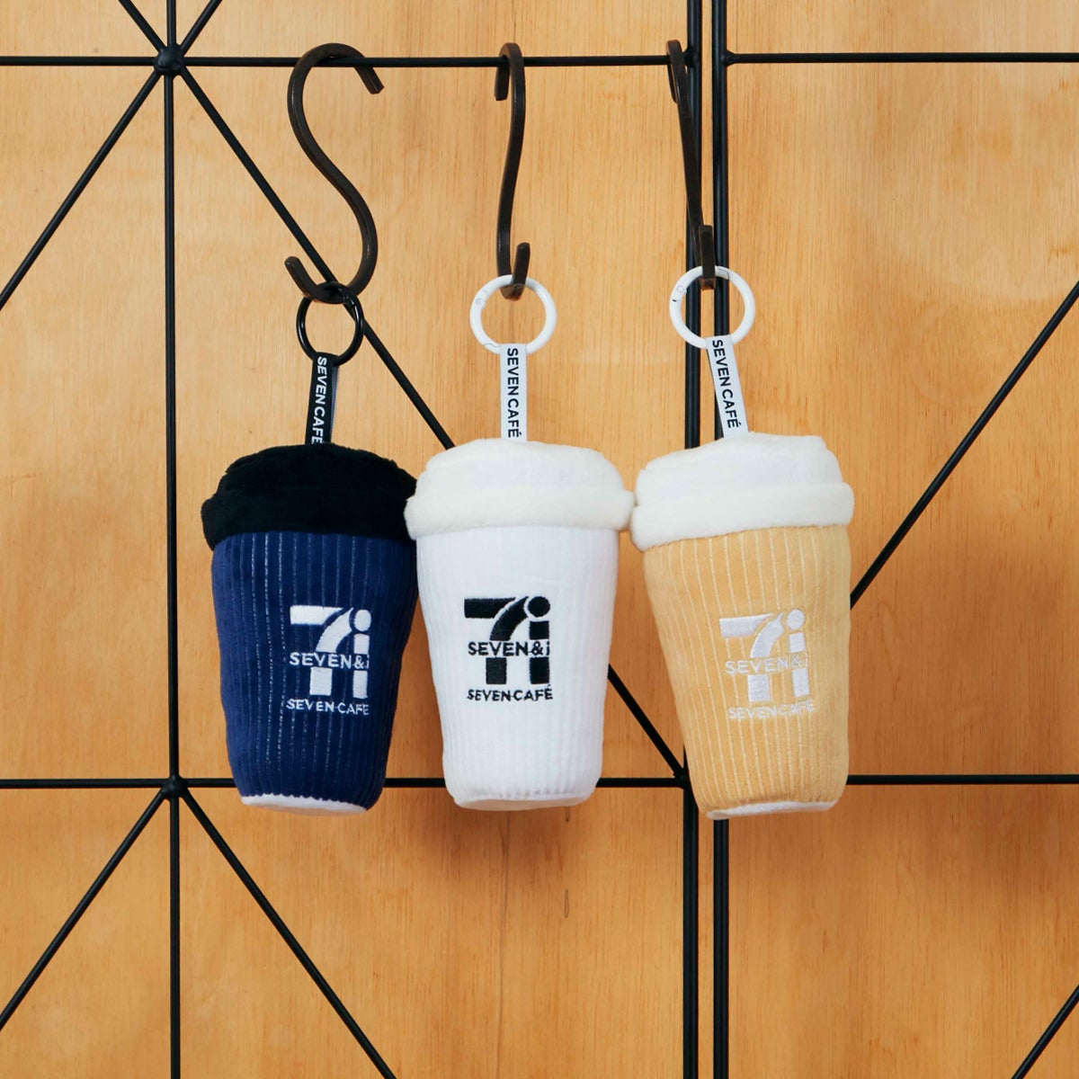 B賞 セブンカフェぬいぐるみチャーム［全3種］（提供写真）