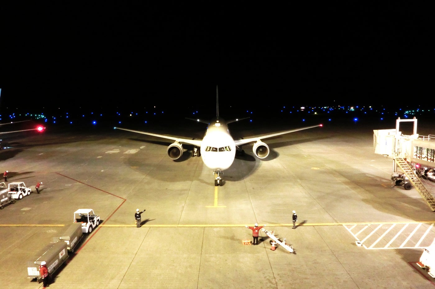 空の安全はスタッフの長年の経験と技術があってこそ。航空機（乗客）に一礼する地上職員も日本ならではの光景（向かって左）。こちらこそ敬意を表したい