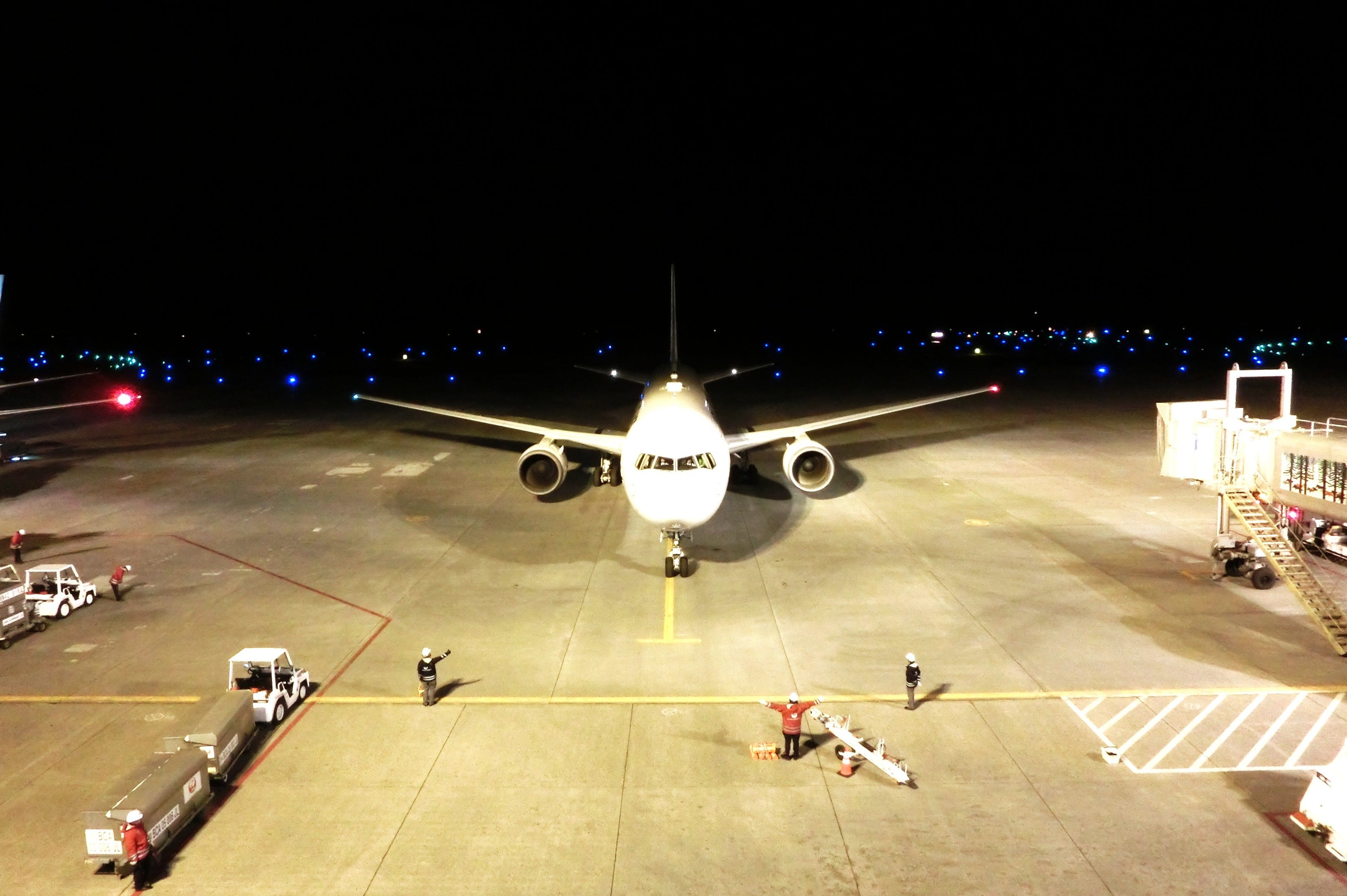 空の安全はスタッフの長年の経験と技術があってこそ。航空機(乗客)に一礼する地上職員も日本ならではの光景(向かって左)。こちらこそ敬意を表したい