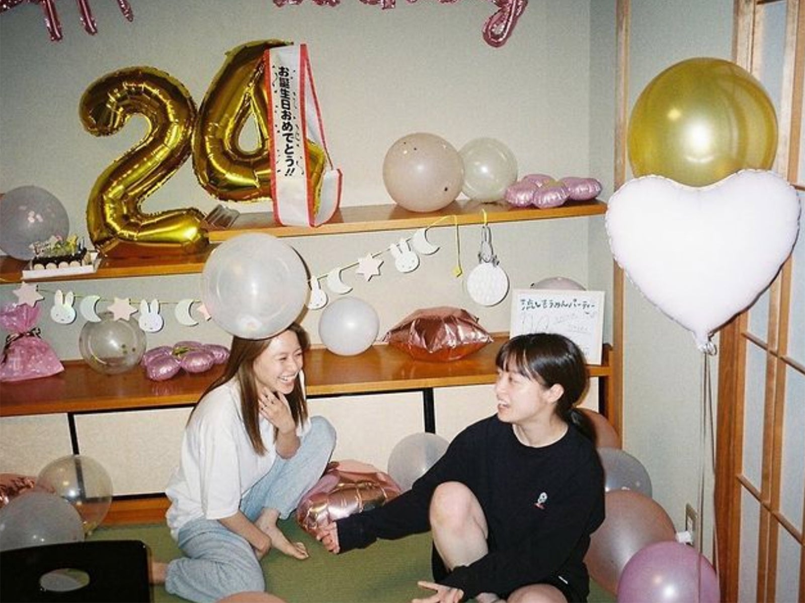 山本舞香、橋本環奈＆横田真悠から祝福受けたバースデー写真公開に反響「素敵な笑顔」