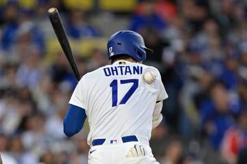 大谷翔平が第1打席で背中に死球 思わず絶叫で本拠地大ブーイング 二塁塁上でリンドーアが背中をさすって気遣う 第3戦で先発予定