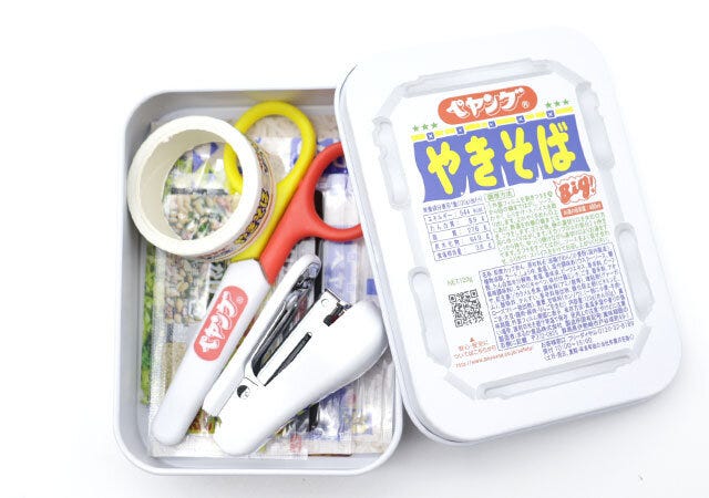 モノマックス付録ペヤング文具セット缶ケースに収納