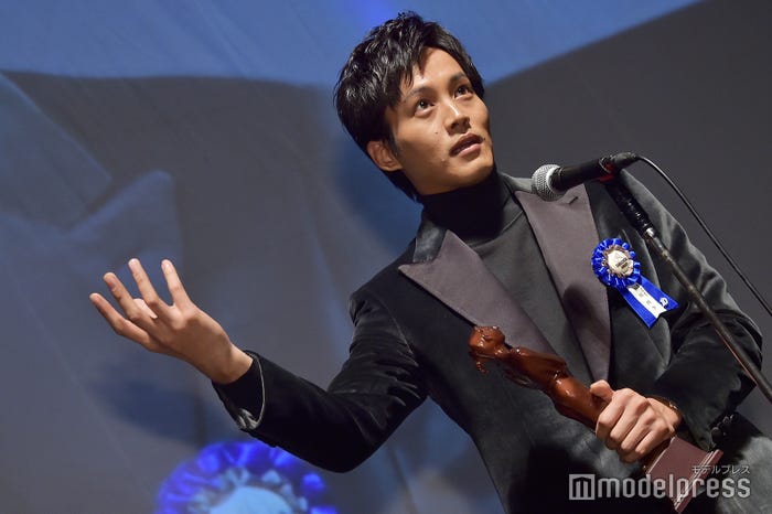 芸能界の「バーター制」についてわかりやすく説明する松坂桃李(C)モデルプレス