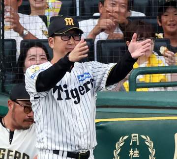阪神・藤川監督がリクエスト成功 佐藤輝の二ゴロ併殺がセーフに覆る 甲子園に歓声