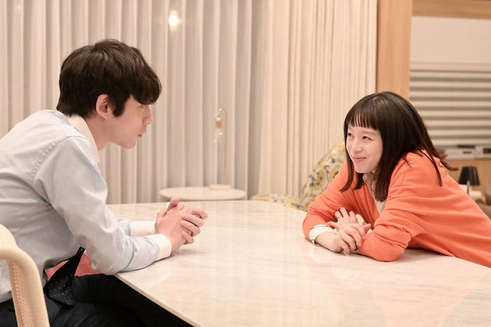 坂口健太郎、清野菜名/「婚姻届に判を捺しただけですが」第5話より(C)TBS