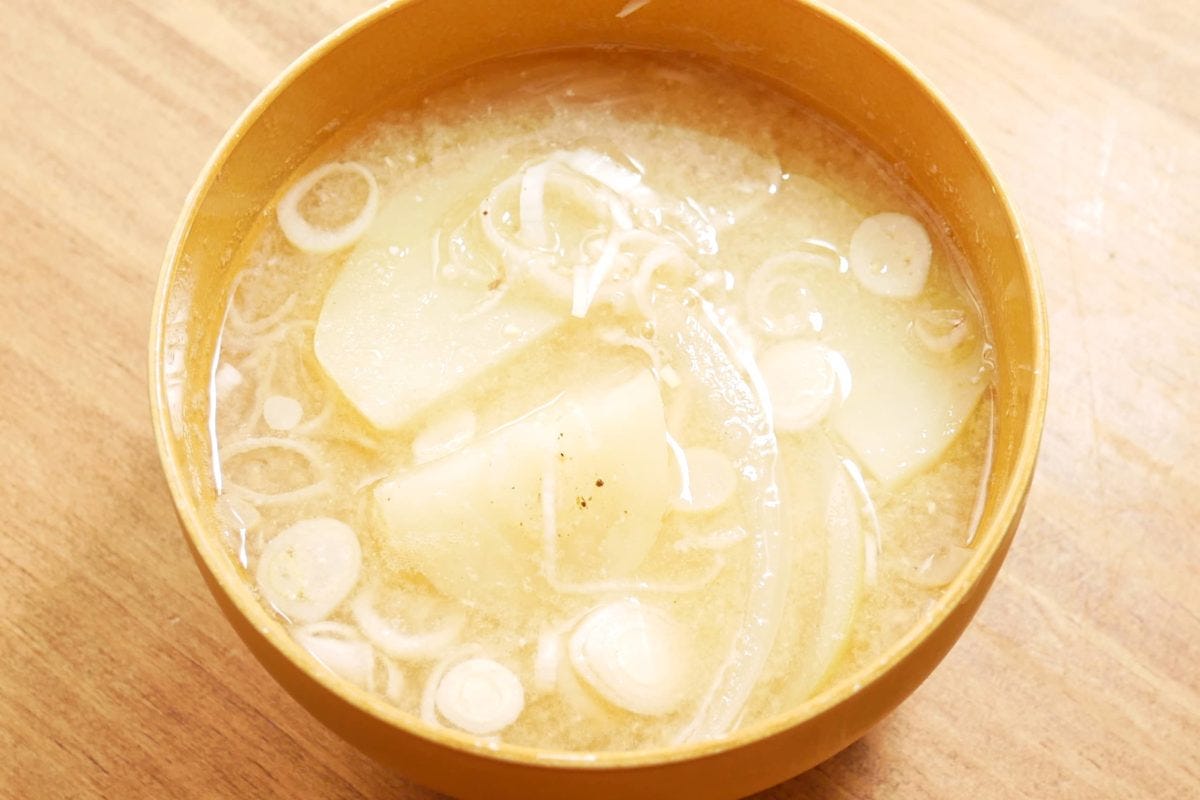 じゃがいもと玉ねぎの味噌汁