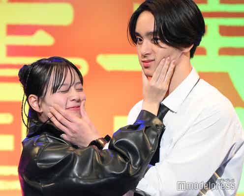 「今日好き」“まうバオ”小國舞羽&Baoカップル、お互い“頬むにゅ” ラブラブっぷり見せつける【青春祭2025】