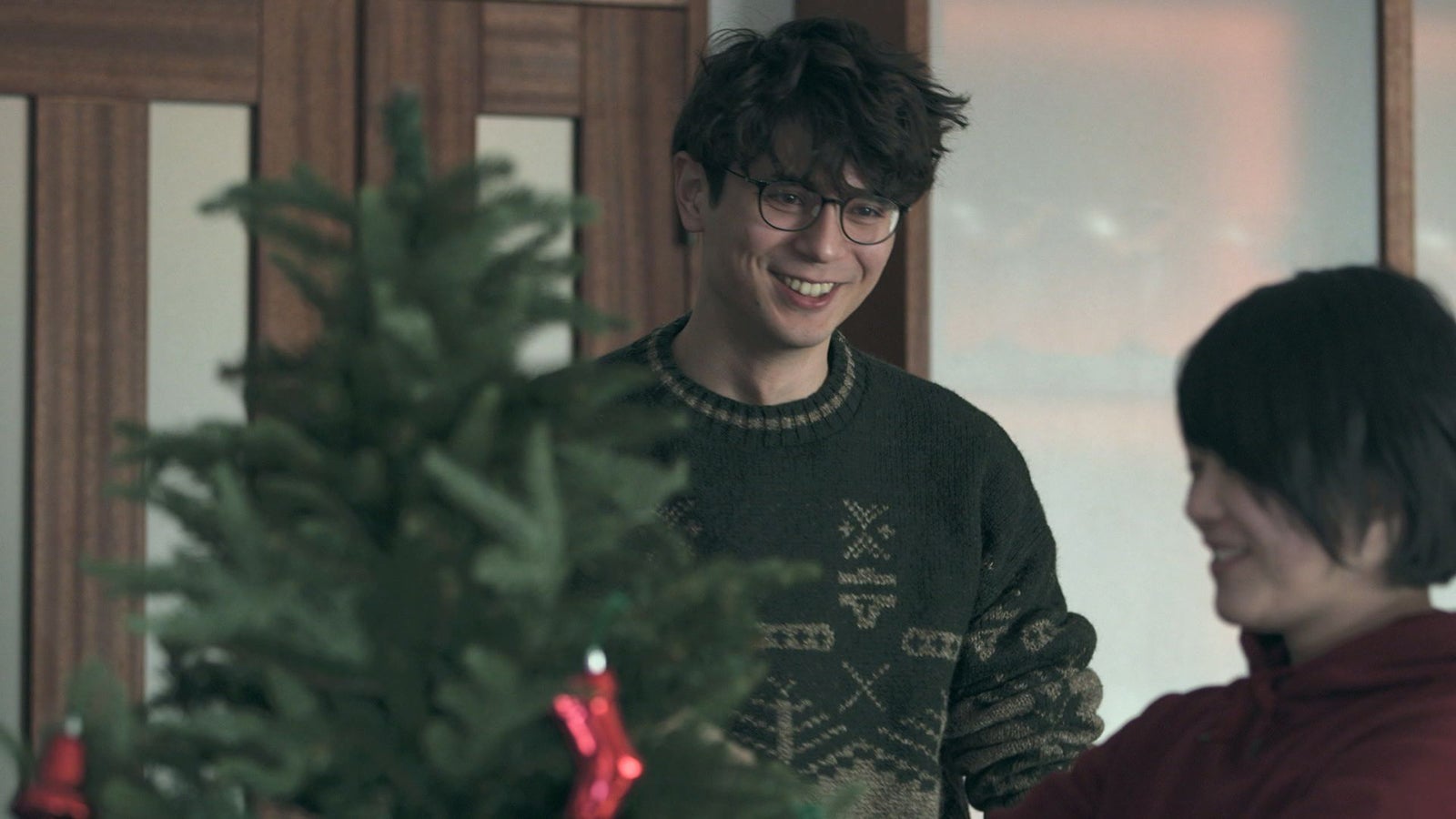 クリスマスツリーの飾り付けをする至恩、つば冴「TERRACE HOUSE OPENING NEW DOORS」10th WEEK（C）フジテレビ／イースト・エンタテインメント