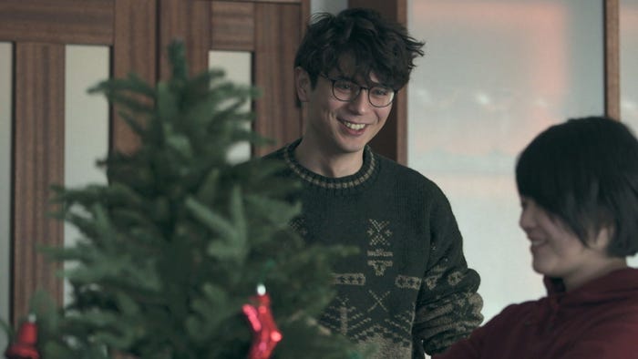 クリスマスツリーの飾り付けをする至至恩、つば冴「TERRACE HOUSE OPENING NEW DOORS」10th WEEK(C)フジテレビ/イースト・エンタテインメント