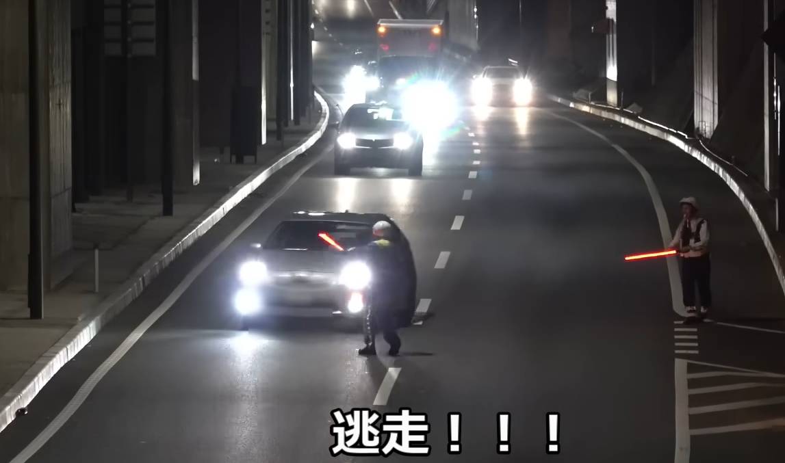 あわや警察官と接触 速度取締違反から逃げる車を撮ったyoutube動画が話題 モデルプレス