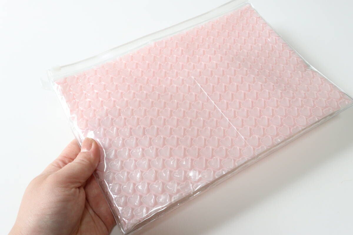 ダイソーのプチプチポーチ（ハート、27.2cm×20cm）のビジュアル