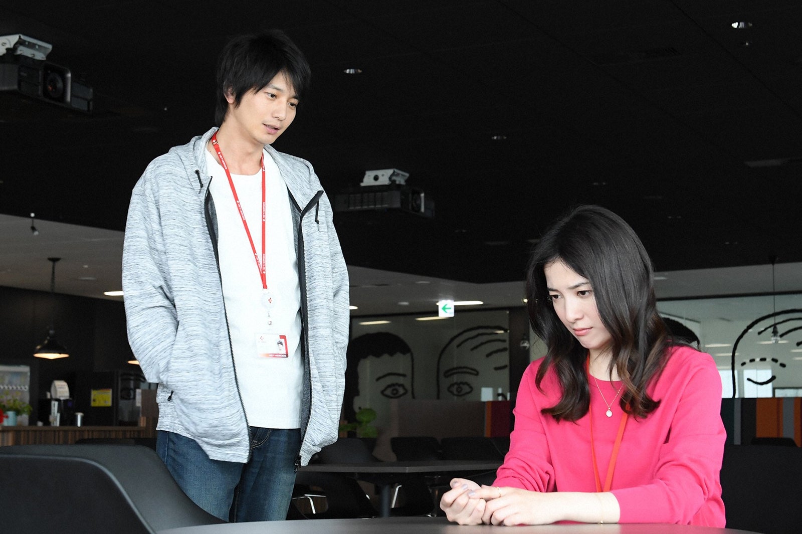 向井理、吉高由里子／「わたし、定時で帰ります。」第8話より（C）TBS