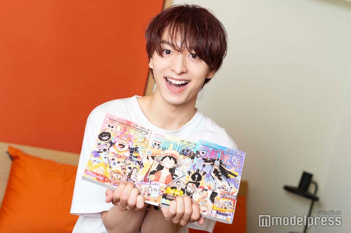 ベッド脇に置かれた「ONE PIECE」。3巻分の“繋がる表紙”を見せてくれました!/木村慧人(C)モデルプレス