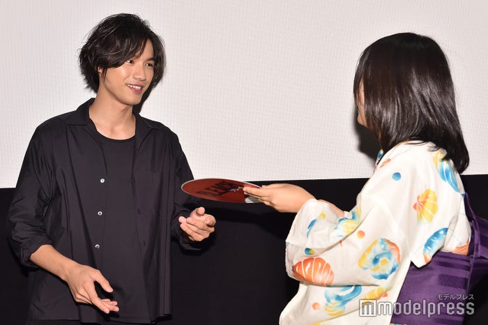 女子高生一人ひとりにうちわを手渡し(C)モデルプレス