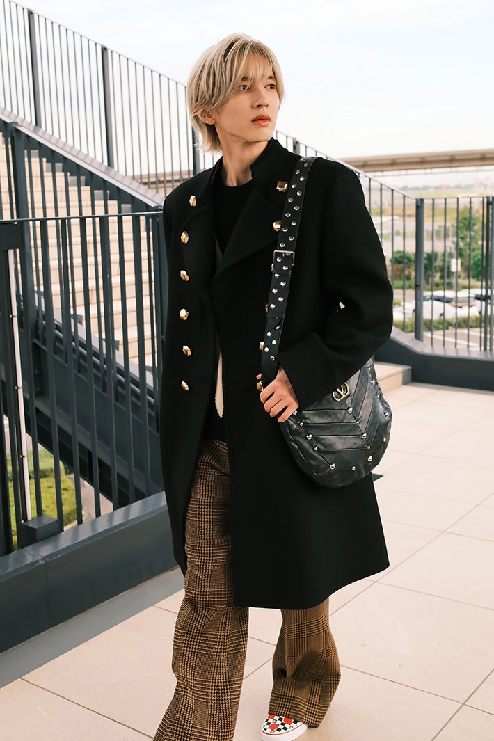 なにわ男子・道枝駿佑、金髪イメチェン「ヴァレンティノ」纏い空港登場