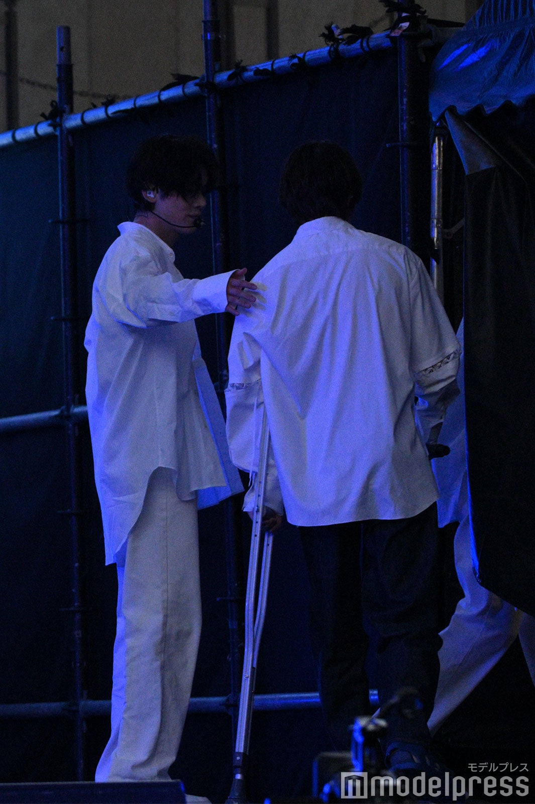 ボムギュを支えながらステージを去るヨンジュン（C）モデルプレス