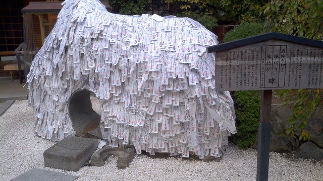 縁切り石で悪い縁を断ち切る／photo by Mark Yang