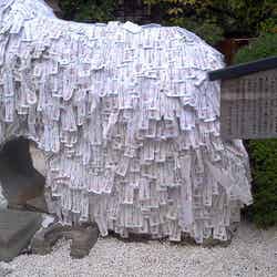 縁切り石で悪い縁を断ち切る/photo by Mark Yang