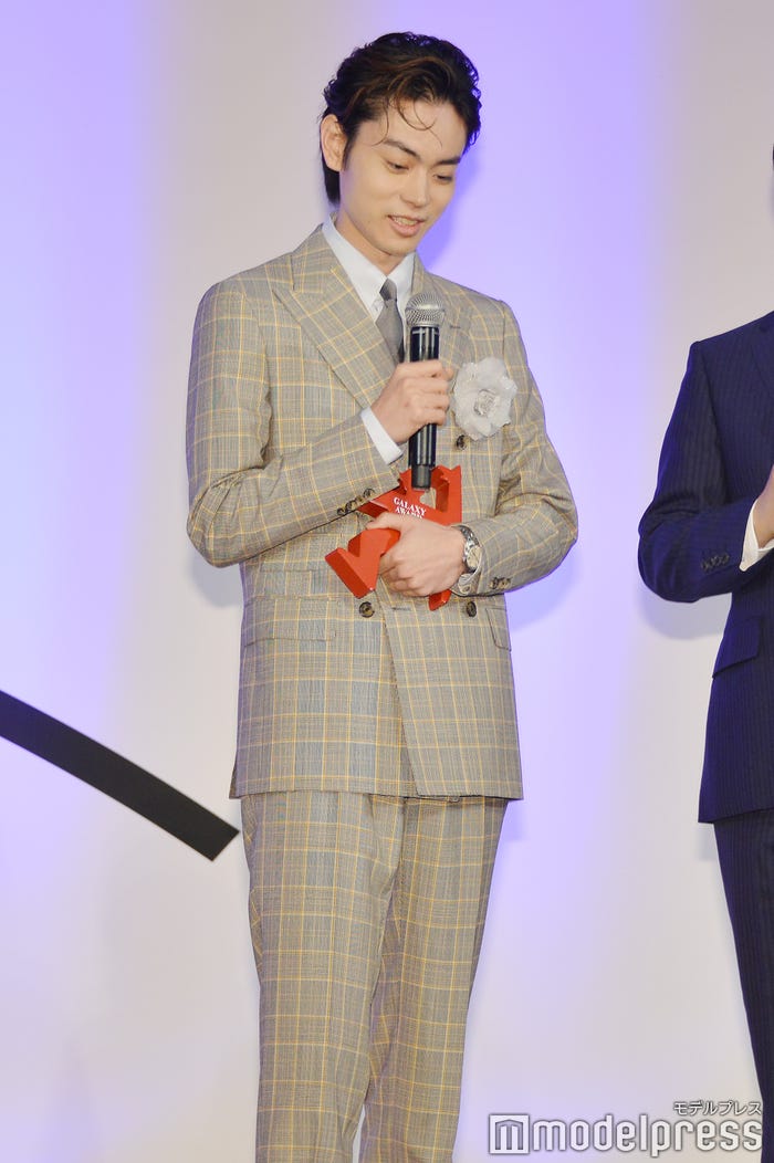菅田将暉「結局メシなんですね」 (C)モデルプレス