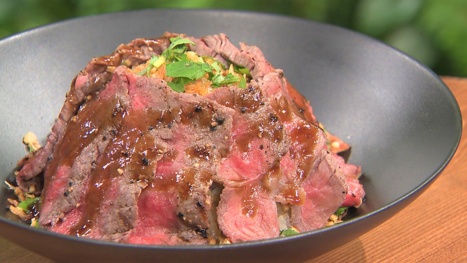 1日100食限定のステーキ丼 「行列のできる店」になるまでの苦悩とは？