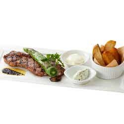 アンガスサーロインと万願寺唐辛子のグリル、2種のKiri ディップ添え/画像提供:ベルジャポン