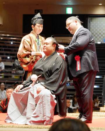 大相撲断髪式終えた元英乃海がスーツ姿であいさつも「シャツを忘れた！」前代未聞の危機、元十両の付け人が救う