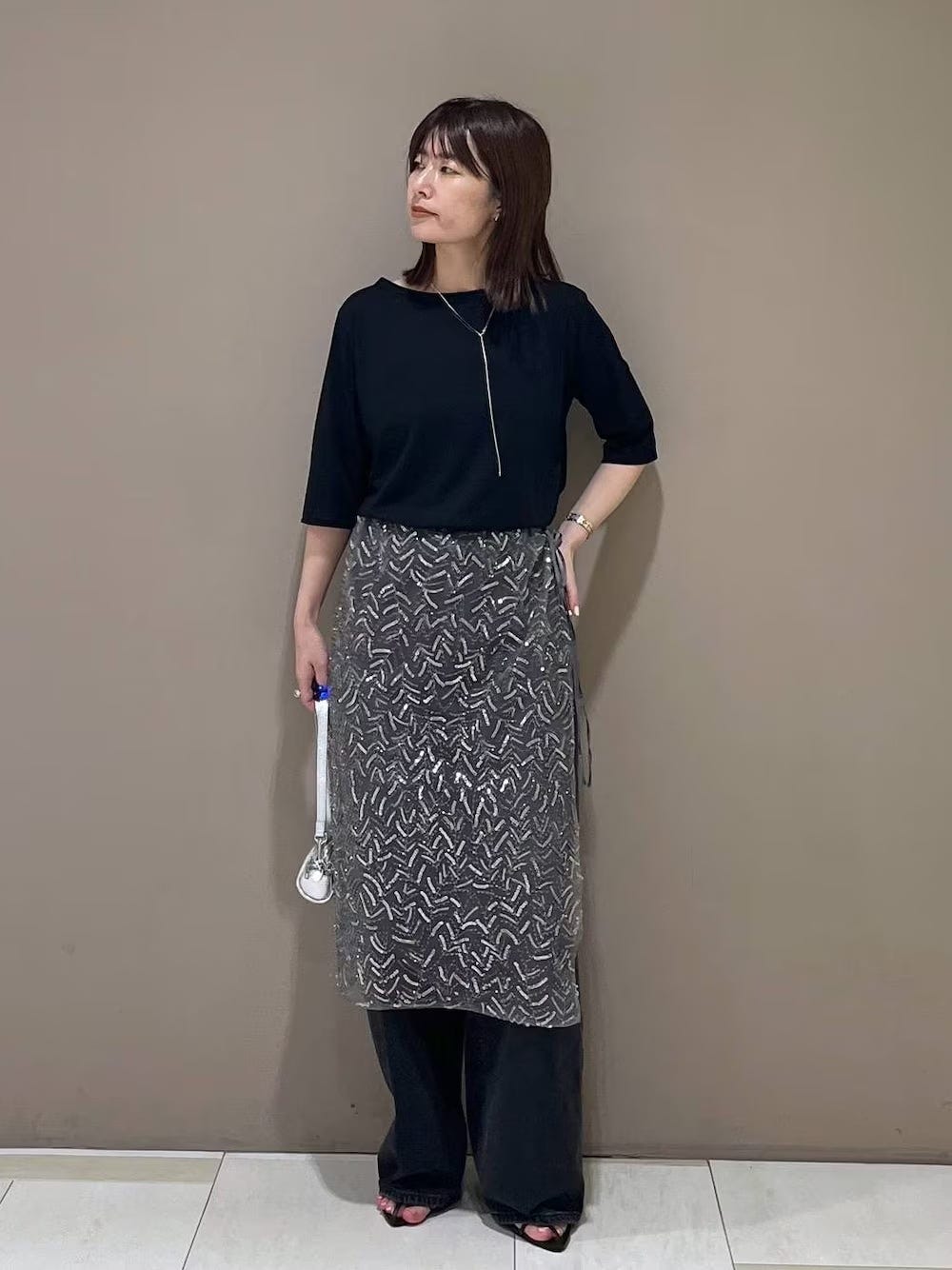 シアー素材の五分袖カットソーで抜け感を　出典：WEAR