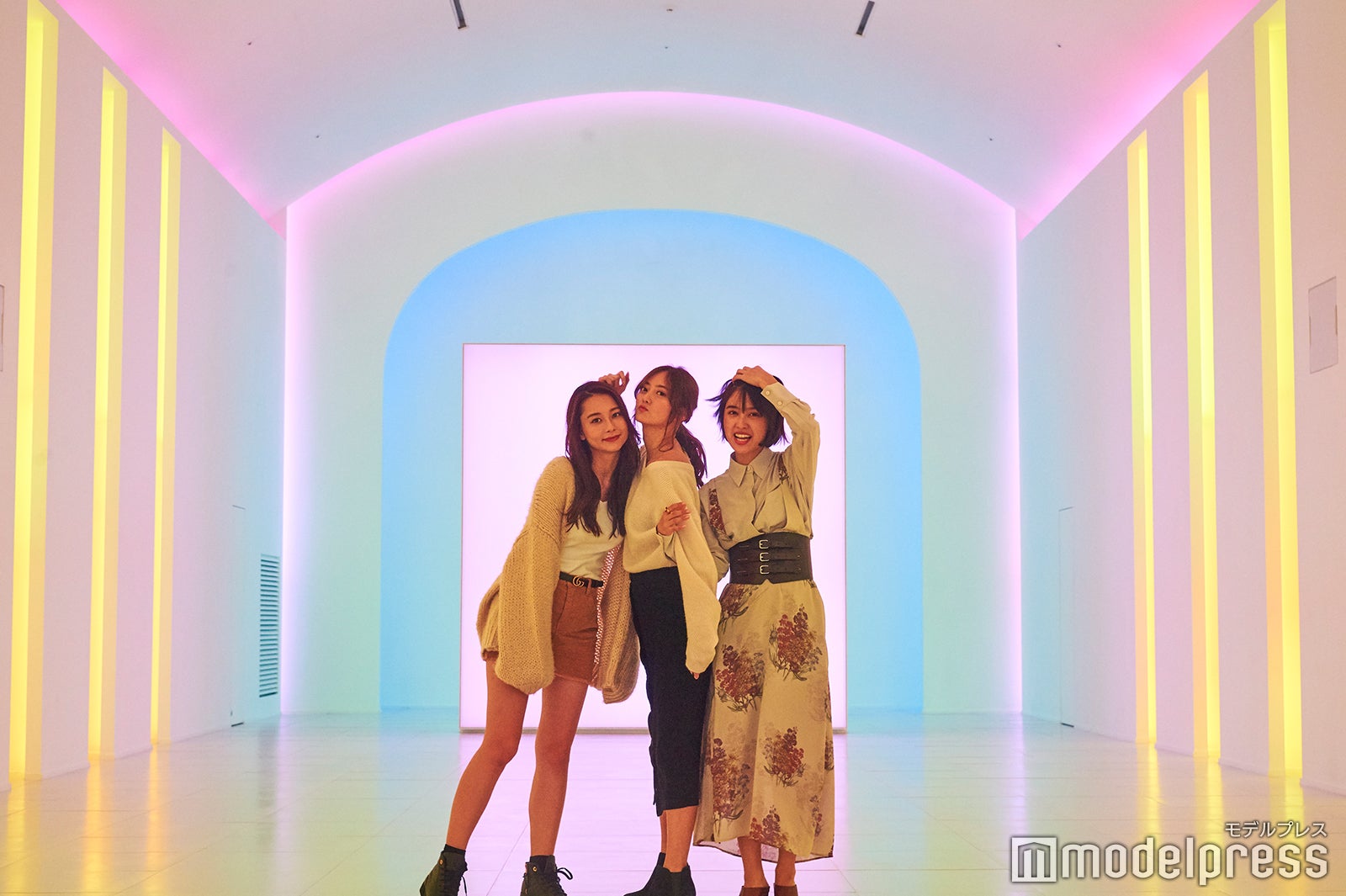 ２つのホテルをつなぐ連絡通路にあるスぺイシーな通路（C）モデルプレス