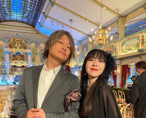 「unknown」井浦新&麻生久美子 「あのときキスしておけば」“奇跡の再会” で腕組みショット公開