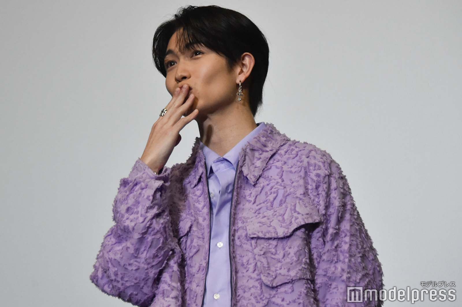 投げキスをする綱啓永（C）モデルプレス