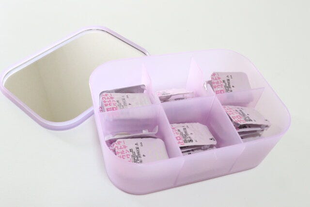 ダイソー 収納ケース付ミラー(スクエア、カラー) ダイソーのフタが分離する収納ケース付ミラー(スクエア、カラー)