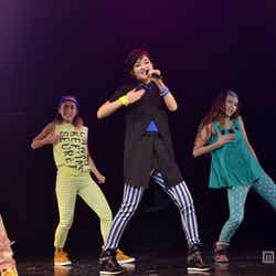 軽快なダンスとともに歌声を披露した剛力彩芽