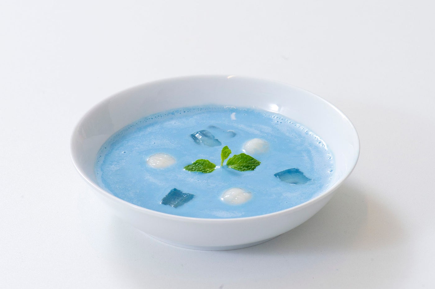 メカネンコの青いデザートスープ 780円／画像提供：バイアコム・ネットワークス・ジャパン