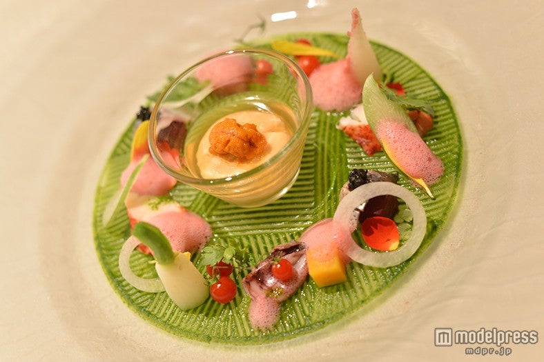 リースに仕立てたヒイカのグリルとコハダのマリネ　甲殻類とウニのムースを添えて