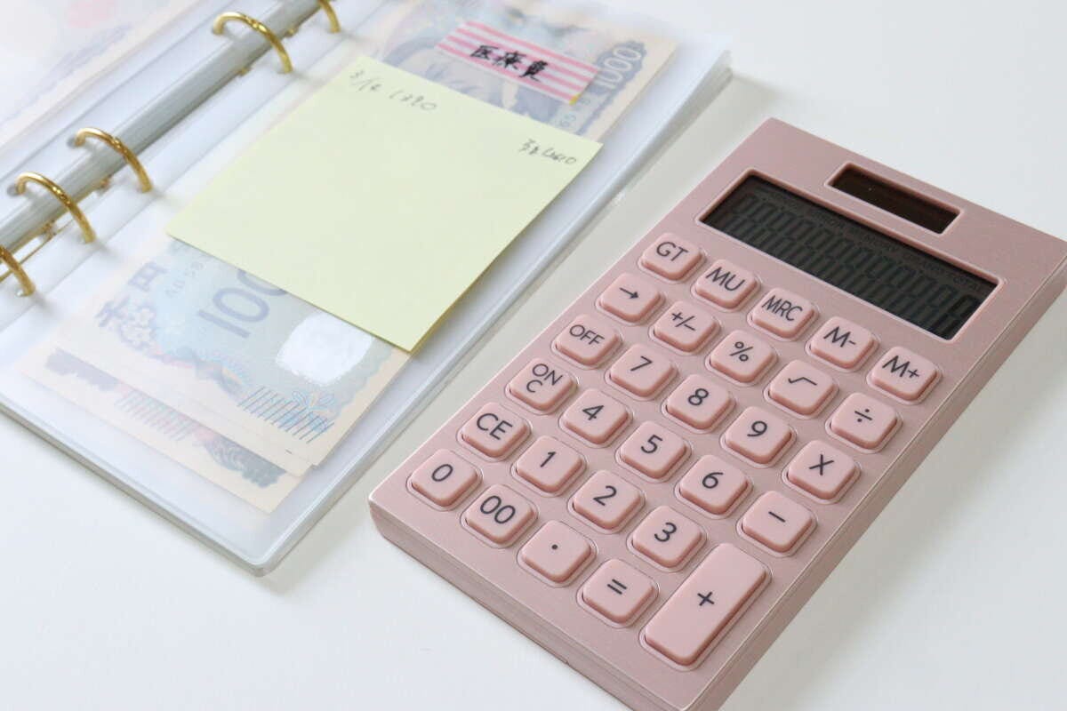 ダイソーのおすすめアルミ電卓（ピンク、ゴールドカラー）