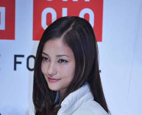 黒木メイサ、結婚に危険信号?「ユニクロ」新作ダウンで会見に登場