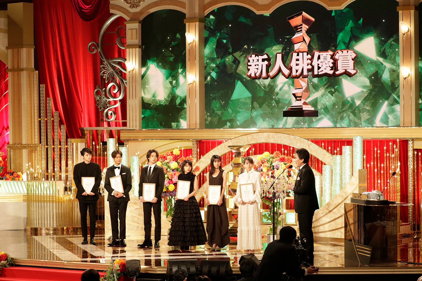 （左から）鈴鹿央士、森崎ウィン、横浜流星、岸井ゆきの、黒島結菜、吉岡里帆、役所広司（C）日本アカデミー賞協会